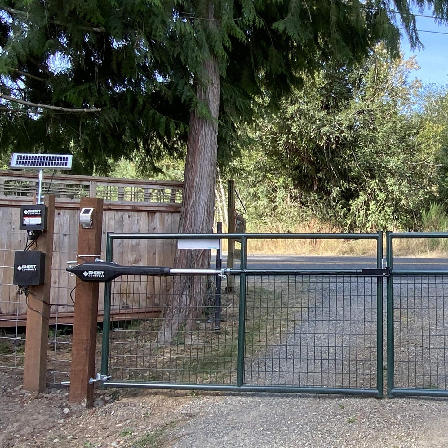 GC GHOST CONTROLS Solar Heavy-Duty Automatic Gate Opener Kit for Driveway Swing Gates with Long-Range Solar Gate Opener Remote - Model TSS1XP