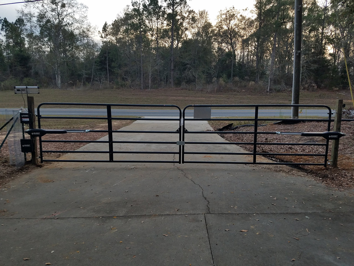 GC GHOST CONTROLS Solar Heavy-Duty Automatic Gate Opener Kit for Driveway Swing Gates with Long-Range Solar Gate Opener Remote - Model TSS1XP